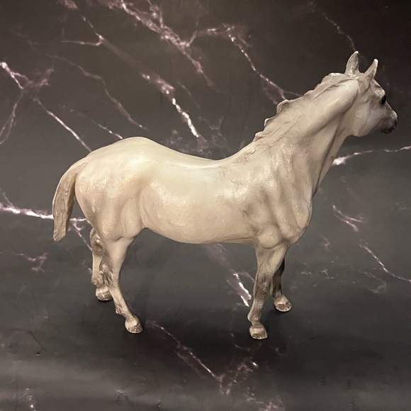 Breyer Horse Classic Freedom Pearly Grey Glossy Thoroughbred Horse - Picture 2 of 6